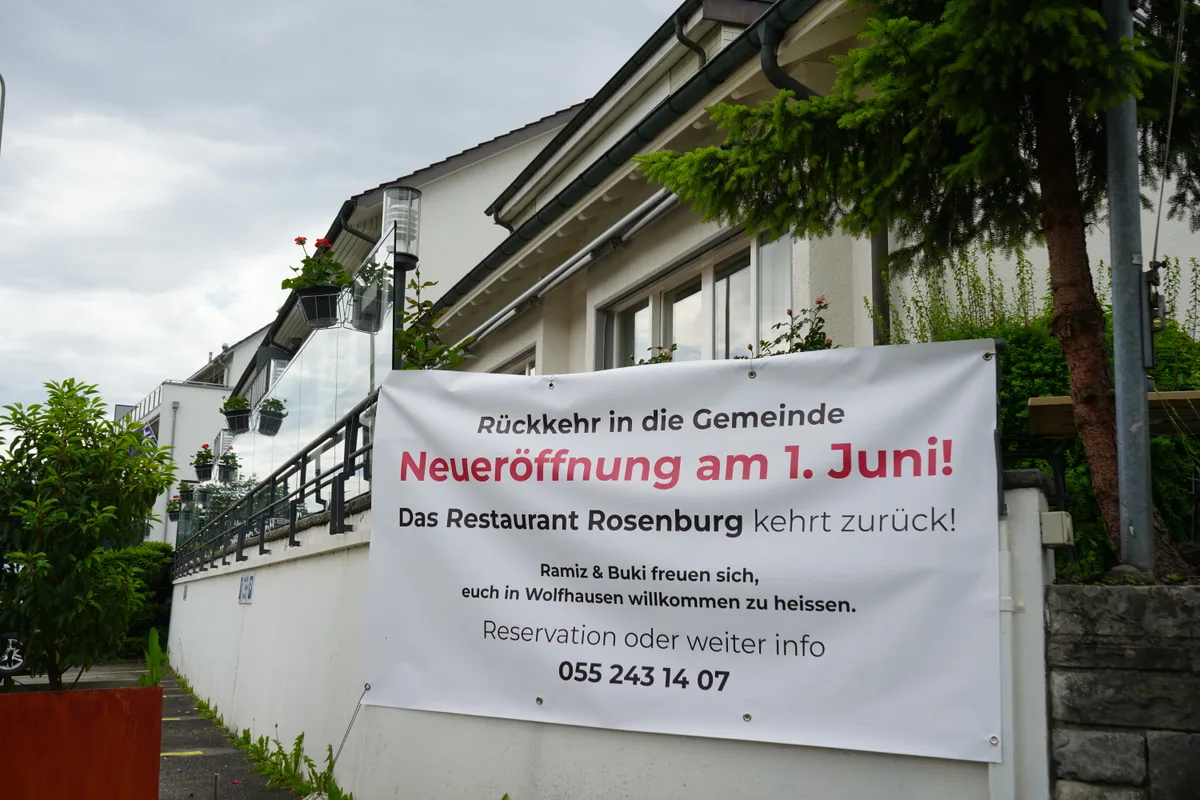 Ein Plakat vor der «Rosenburg», das die Wiedereröffnung bekannt gibt.